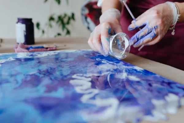 花卉环氧树脂桌：现代设计的宣言