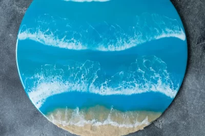 用树脂浇注和海滩沙制作海滩风格的墙面艺术！