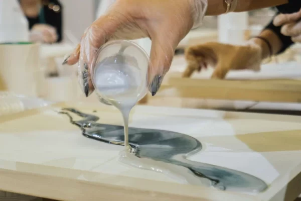 完美无瑕树脂饰面的技巧：在抛光剂上浇注树脂