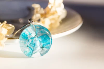 如何在环氧树脂中嵌入花朵？