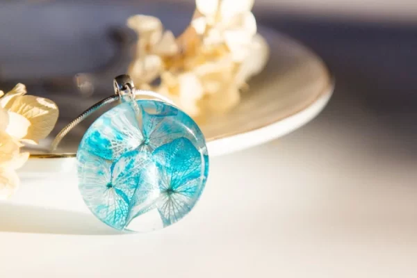 如何在环氧树脂中嵌入花朵？