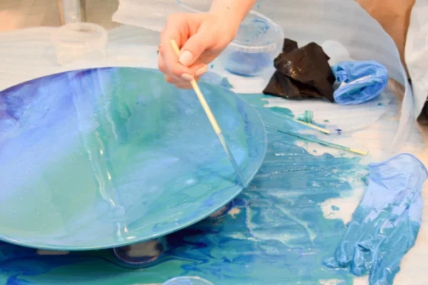 怎样确保我的环氧树脂作品表面平整？