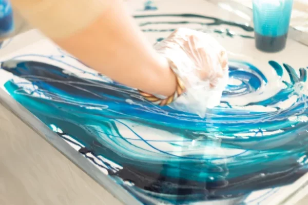 我想尝试树脂艺术，可以在家中安全地进行吗？