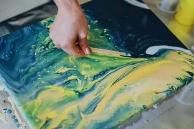 我可以在树脂艺术中使用丙烯酸颜料吗？