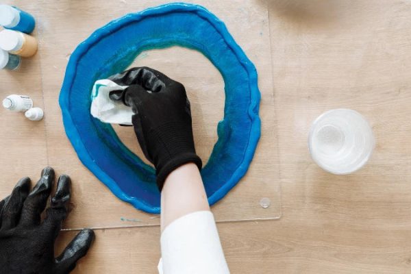 如何干燥树脂艺术品：技术和技巧