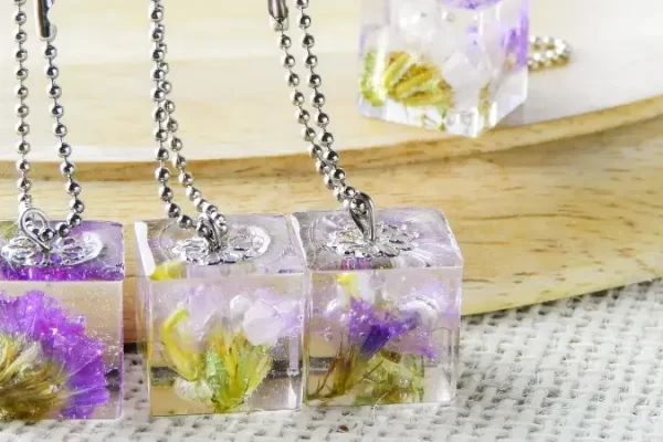 如何在环氧树脂艺术中使用水晶或宝石？