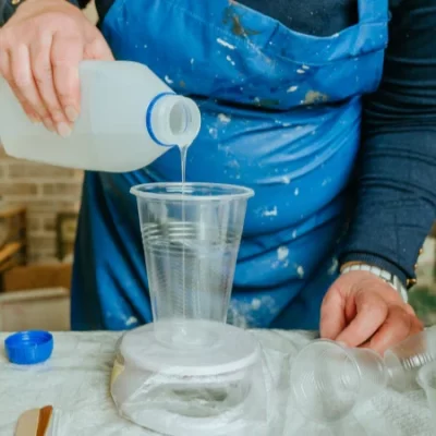 防止和去除环氧树脂艺术中的气泡