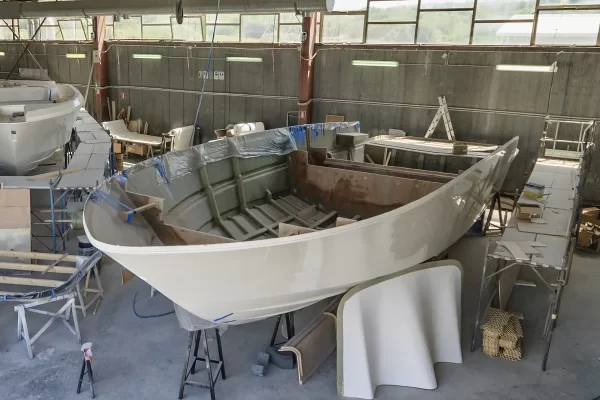 用玻璃纤维和树脂修船桁