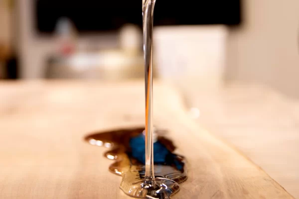 你使用什么类型的环氧树脂来填补木材的空洞？